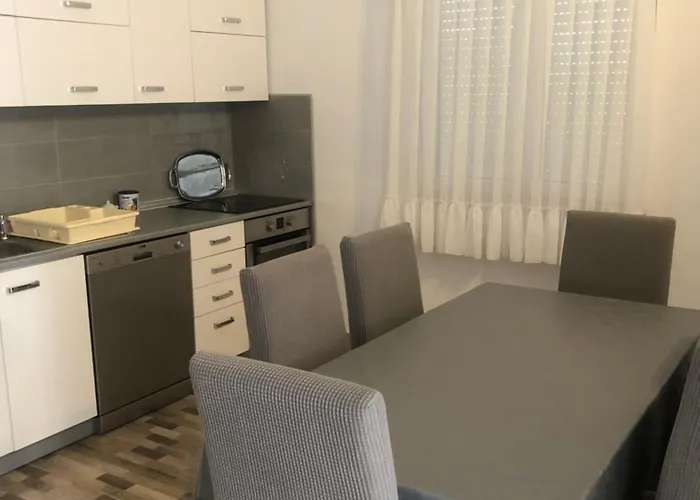 Very Spacious - Fully Air Conditioned - Nearby Bus Station