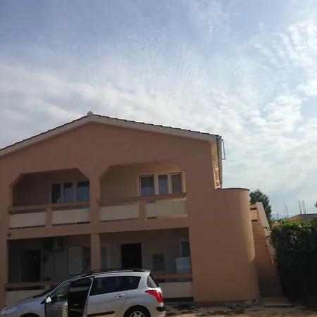 Nearby Bus Station Apartment *
