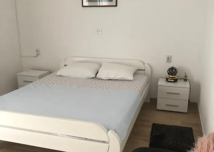 Very Spacious - Fully Air Conditioned - Nearby Bus Station *