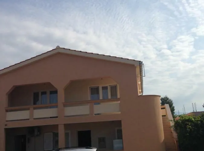 Very Spacious - Fully Air Conditioned - Nearby Bus Station Apartment *